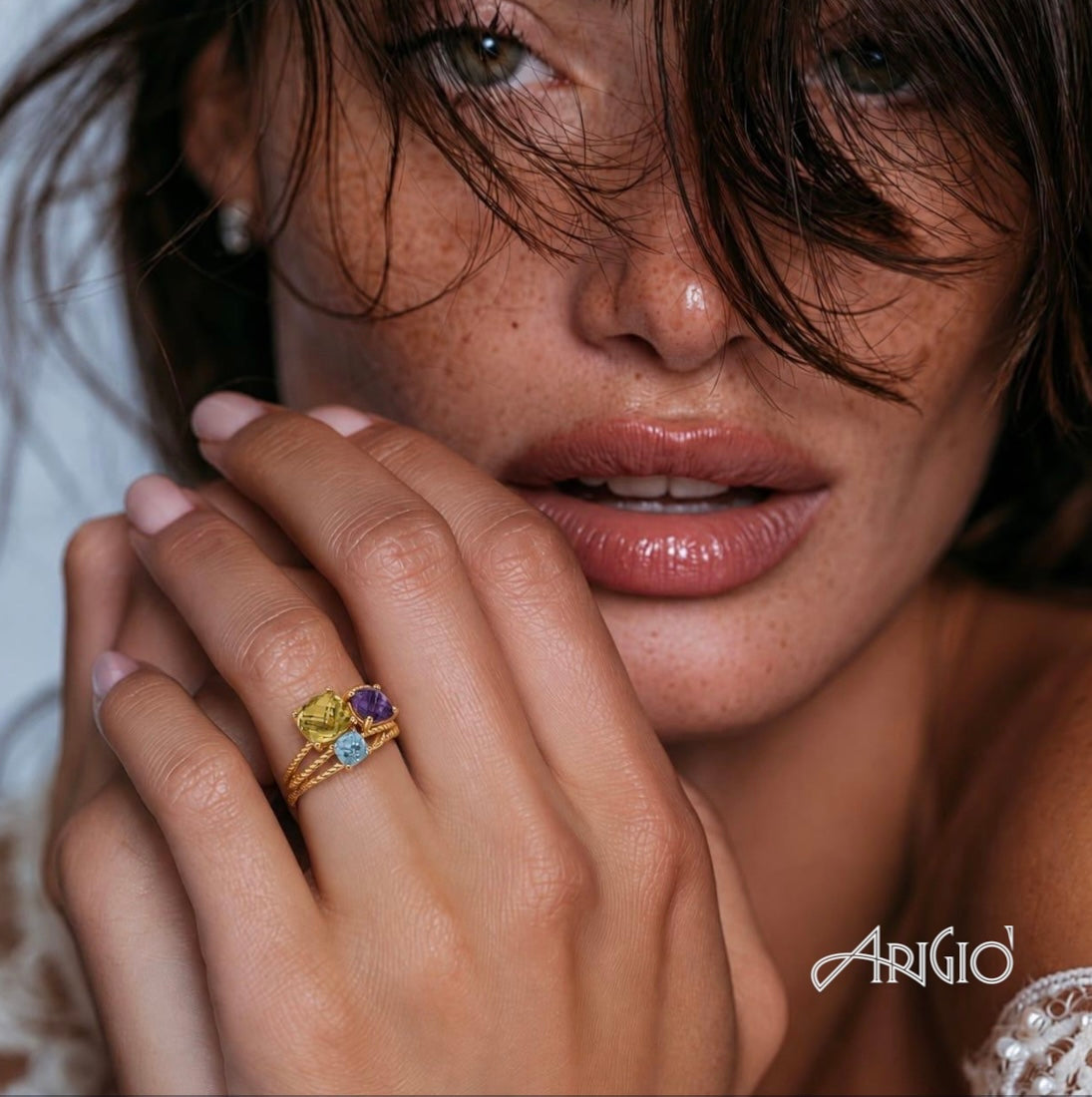 Anello “Tre pietre” in oro giallo 18k (g. 6,30). Pietre: quarzo citrico, ametista, topazio azzurro (g. 1,50) per un totale di g. 7,80.