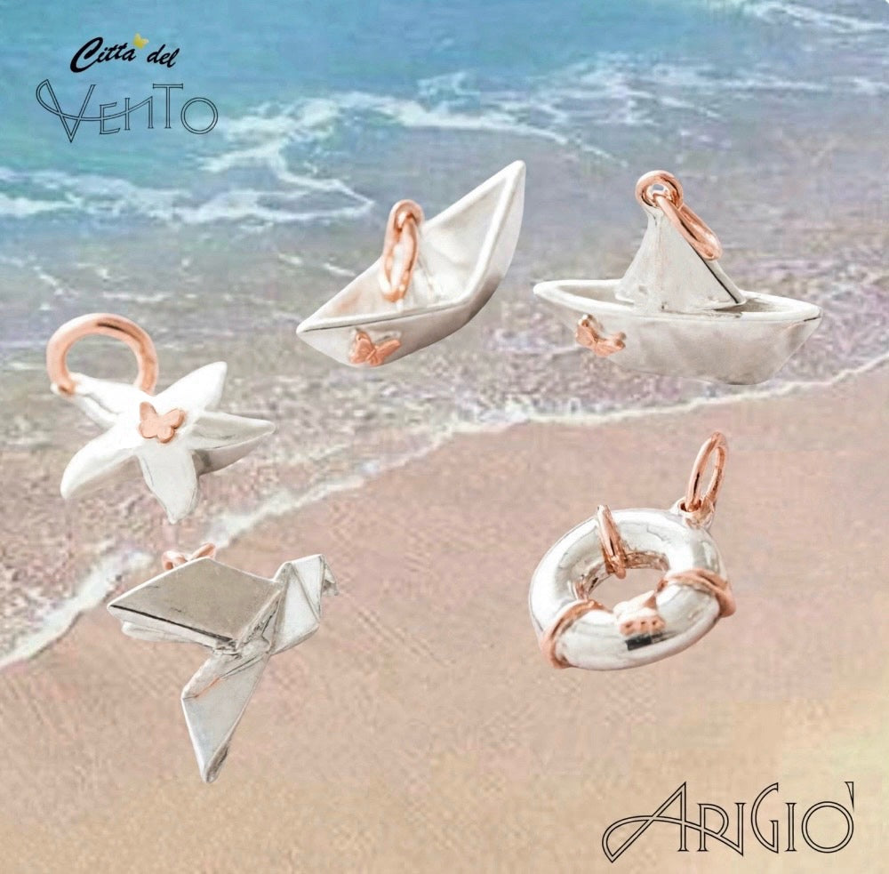 Stellina in argento e oro o in argento oro e smalti.