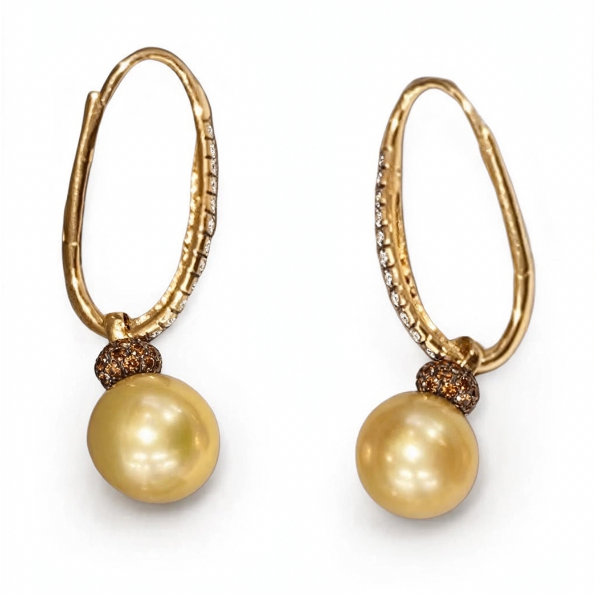 Paio di orecchini ad anelle ovali con Perle Gold.