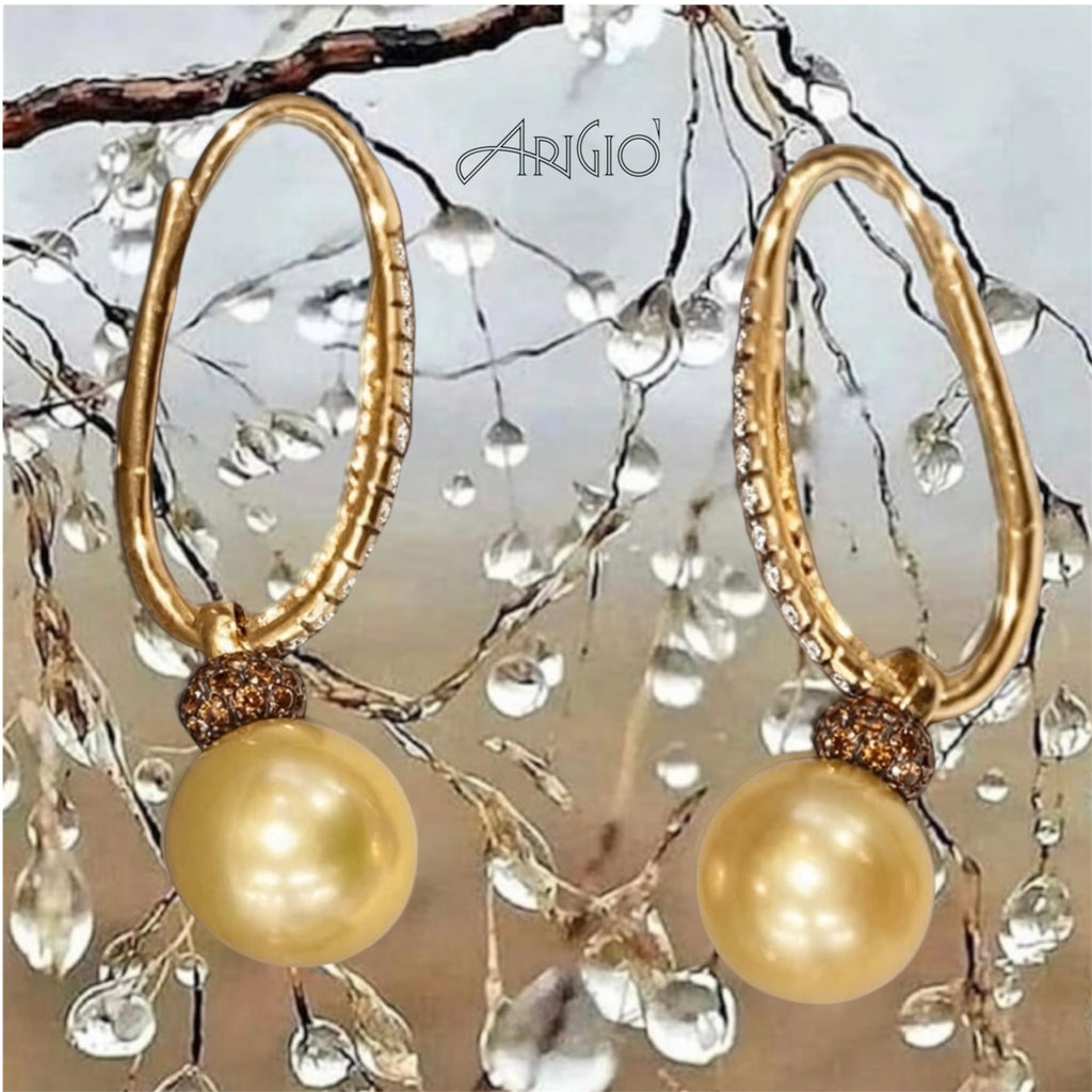Paio di orecchini ad anelle ovali con Perle Gold.